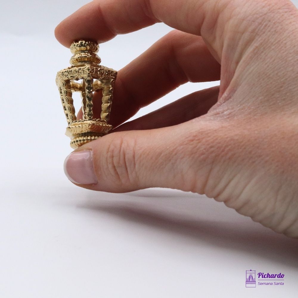 farol dorado hexagonal con corona miniatura 4 cm