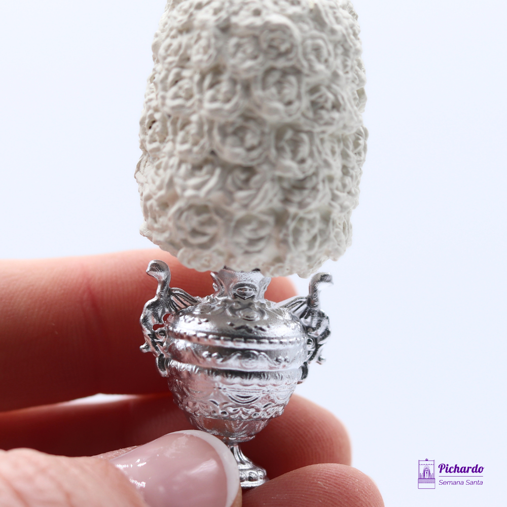 jarra-flores-blancas-para-trono-miniatura